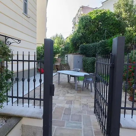 Дом отдыха E Terrazza Vista Mare Con Giardino Финале Лигуре