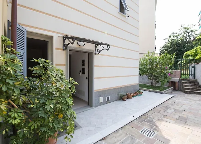 E Terrazza Vista Mare Con Giardino Vakantiehuis Finale Ligure