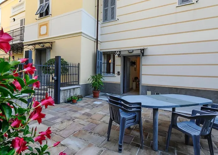 E Terrazza Vista Mare Con Giardino Vakantiehuis Finale Ligure